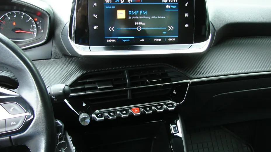 PEUGEOT 208 -