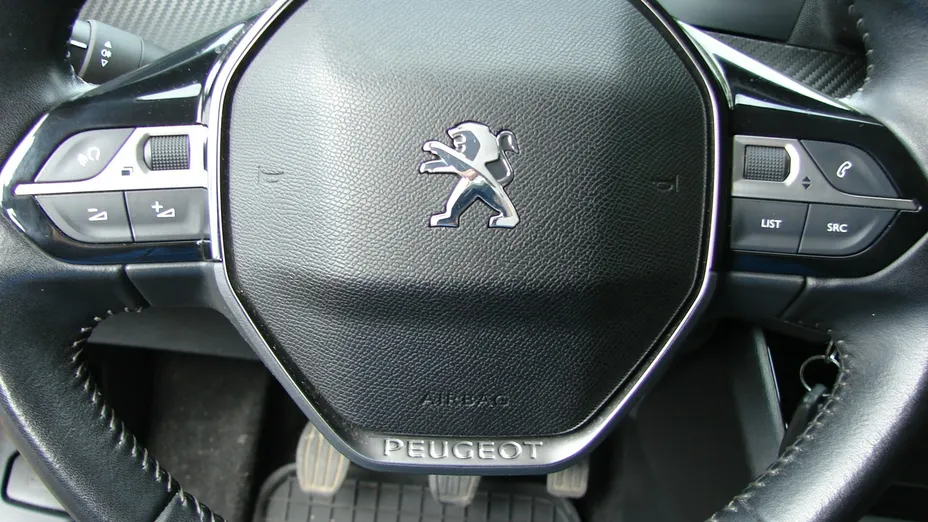 PEUGEOT 208 -