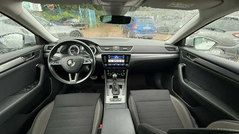 SKODA Superb -