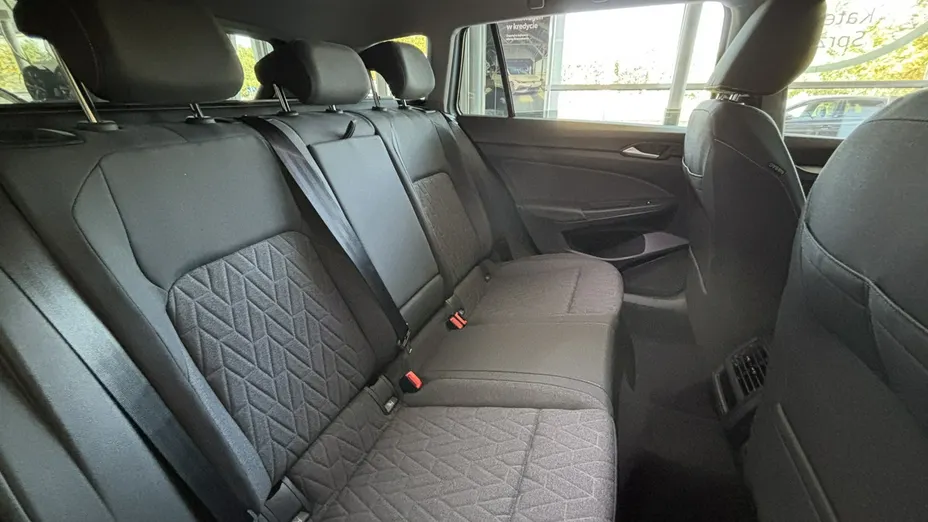 VOLKSWAGEN Golf -