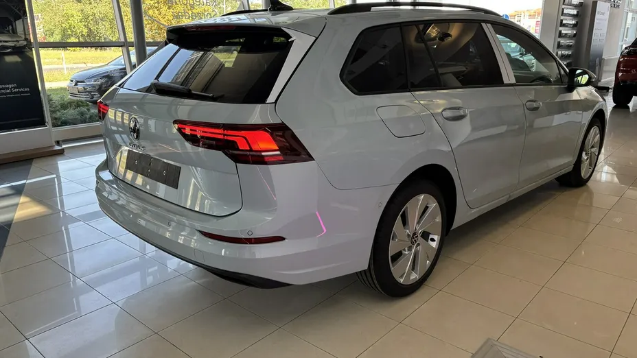 VOLKSWAGEN Golf -