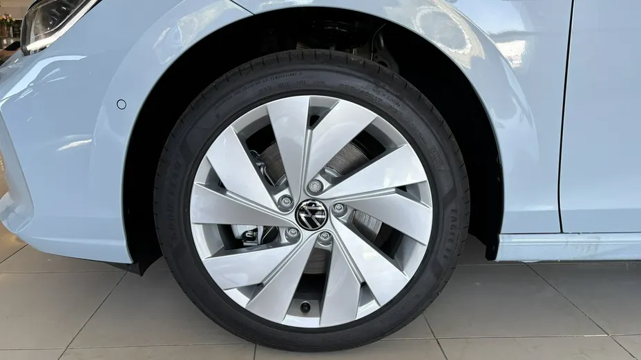 VOLKSWAGEN Golf -