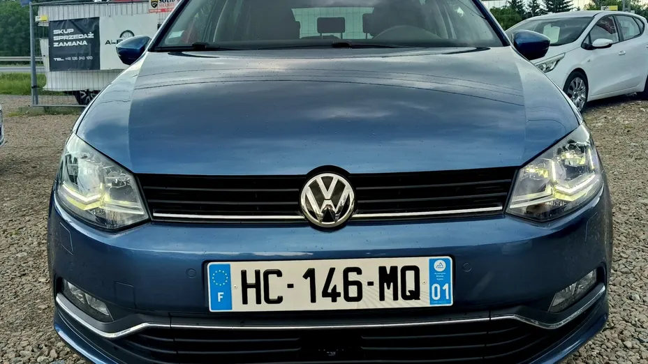 VOLKSWAGEN Polo -