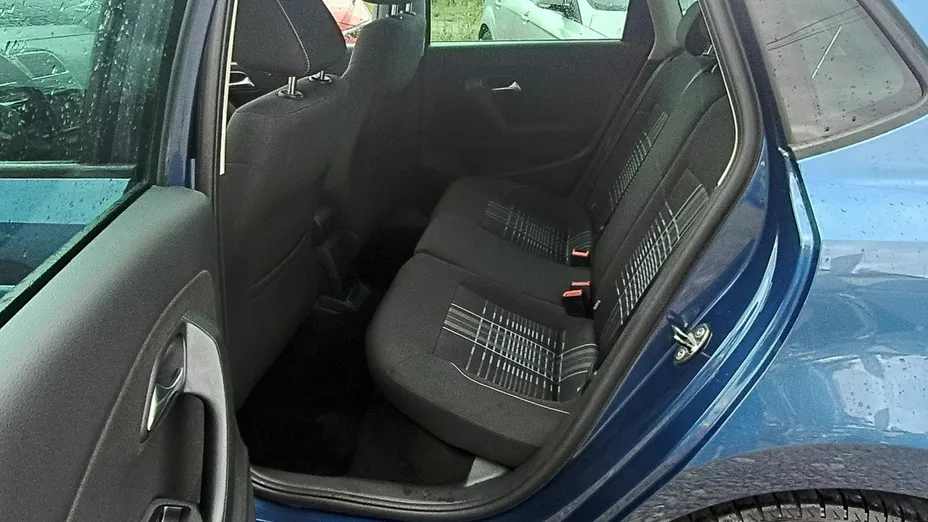 VOLKSWAGEN Polo -