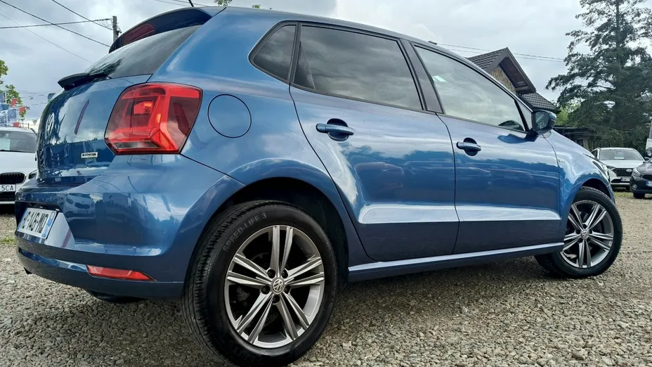 VOLKSWAGEN Polo -