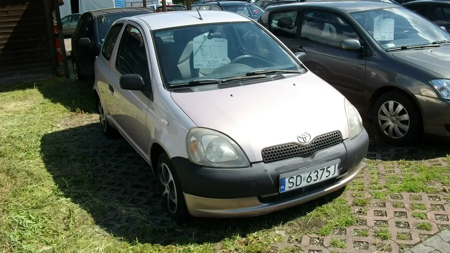 TOYOTA Yaris -