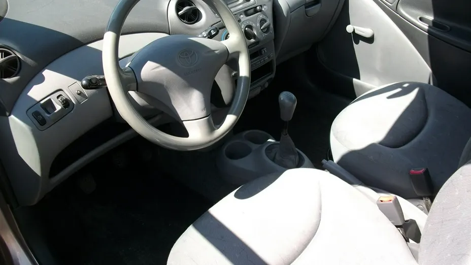 TOYOTA Yaris -