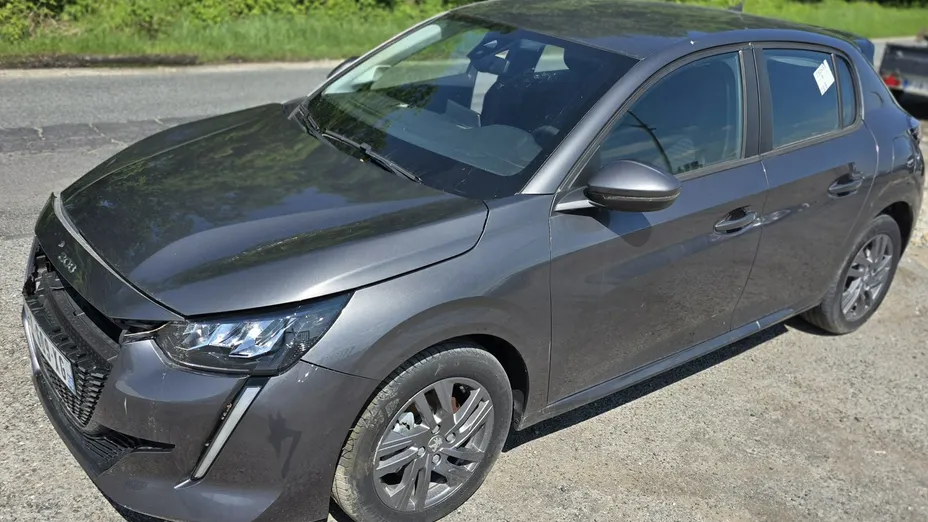 PEUGEOT 208 -