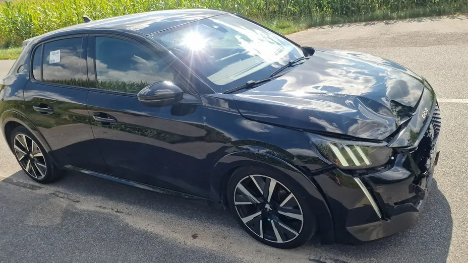 PEUGEOT 208 -