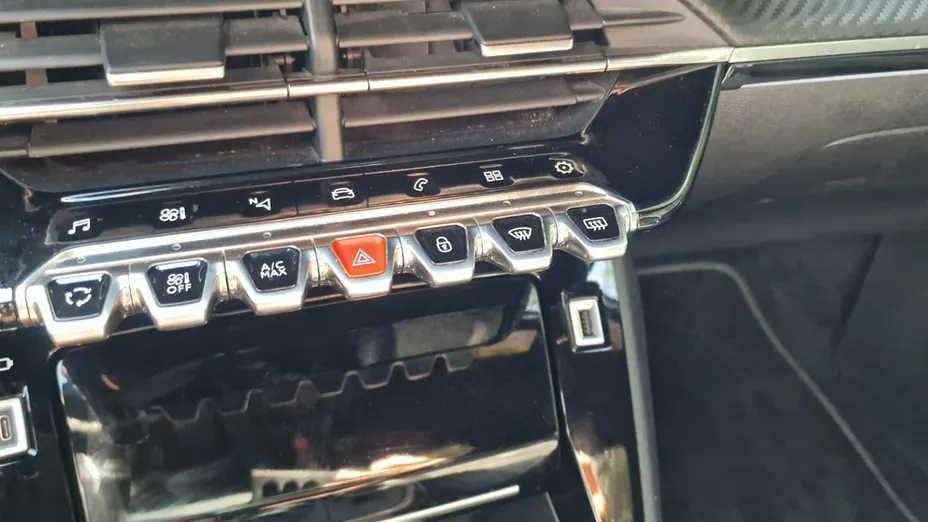 PEUGEOT 208 -