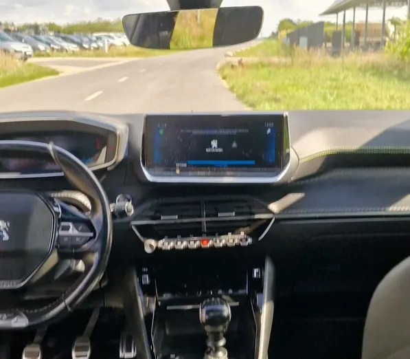 PEUGEOT 208 -