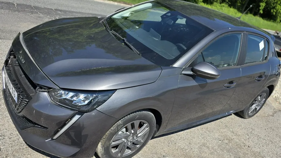 PEUGEOT 208 -