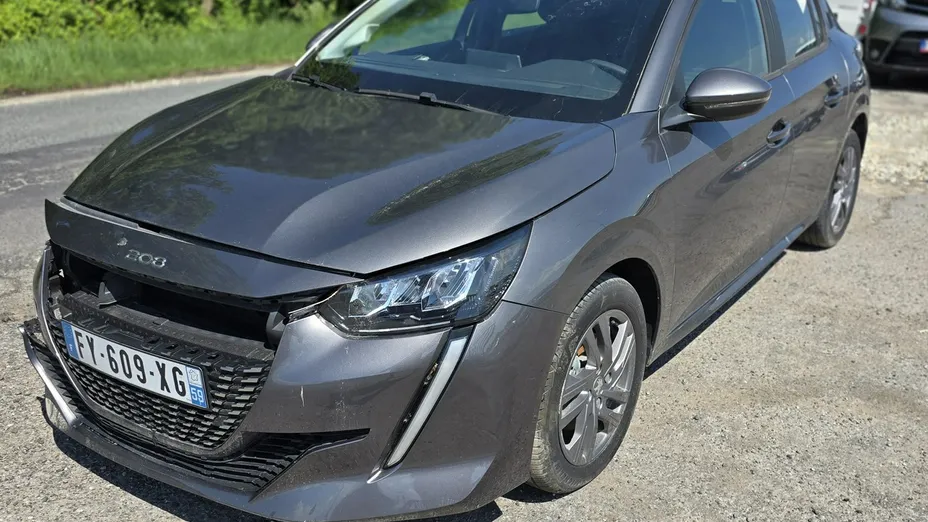 PEUGEOT 208 -