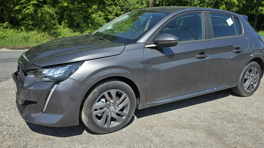 PEUGEOT 208 -