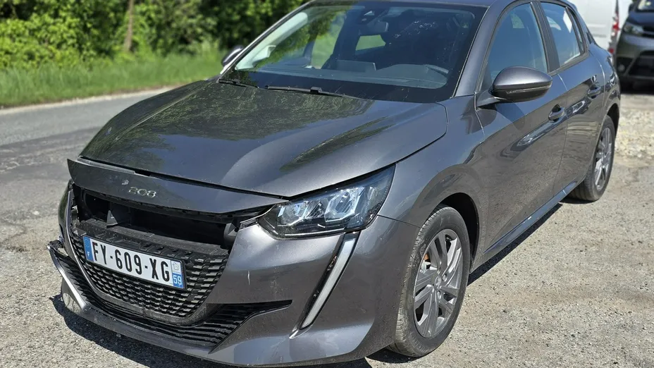 PEUGEOT 208 -