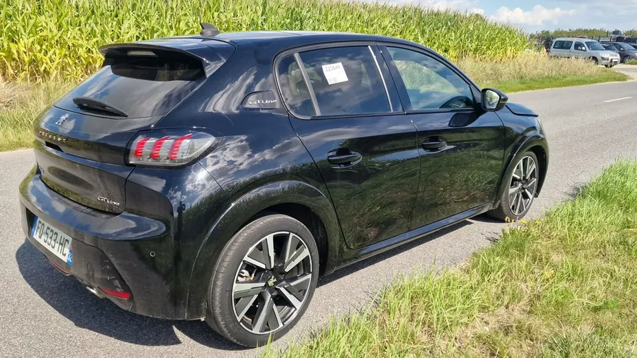 PEUGEOT 208 -
