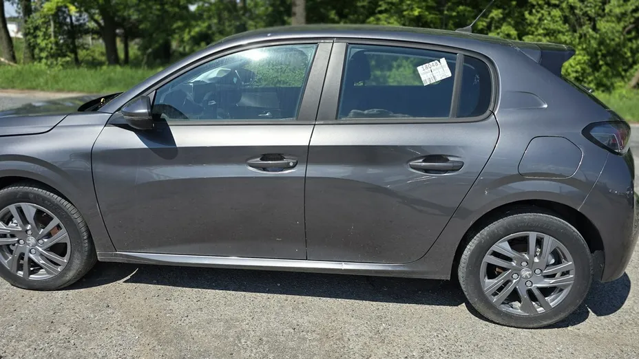 PEUGEOT 208 -
