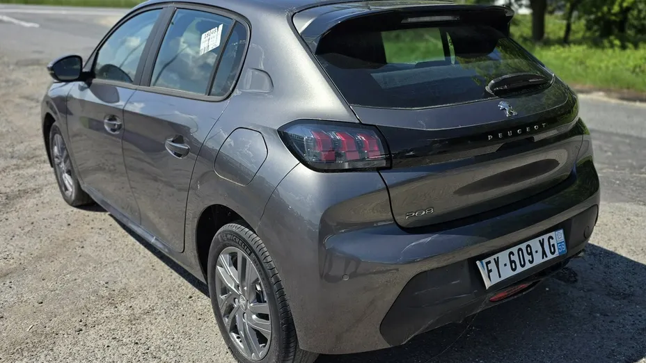 PEUGEOT 208 -