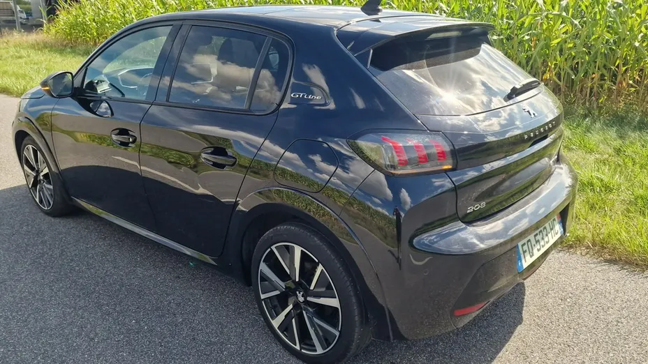 PEUGEOT 208 -