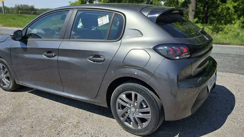 PEUGEOT 208 -