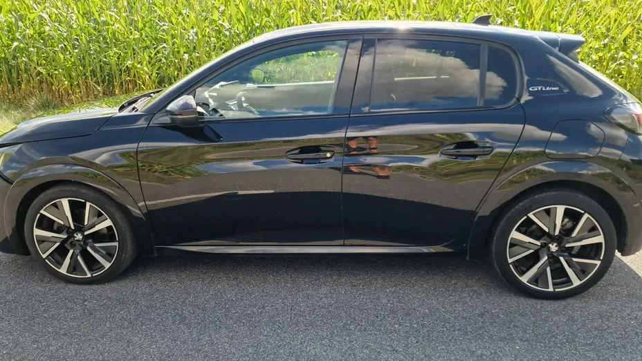 PEUGEOT 208 -