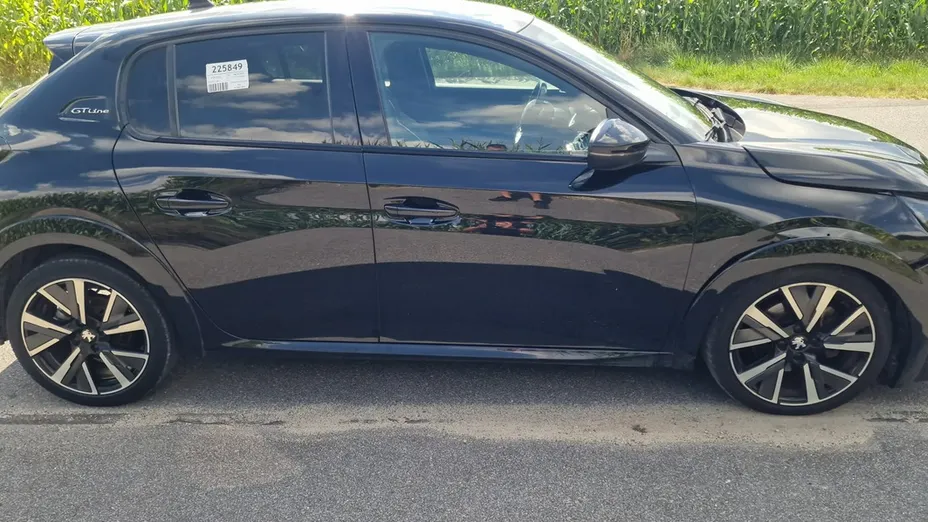 PEUGEOT 208 -