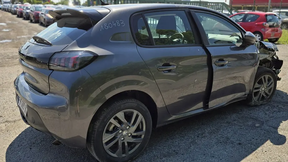PEUGEOT 208 -
