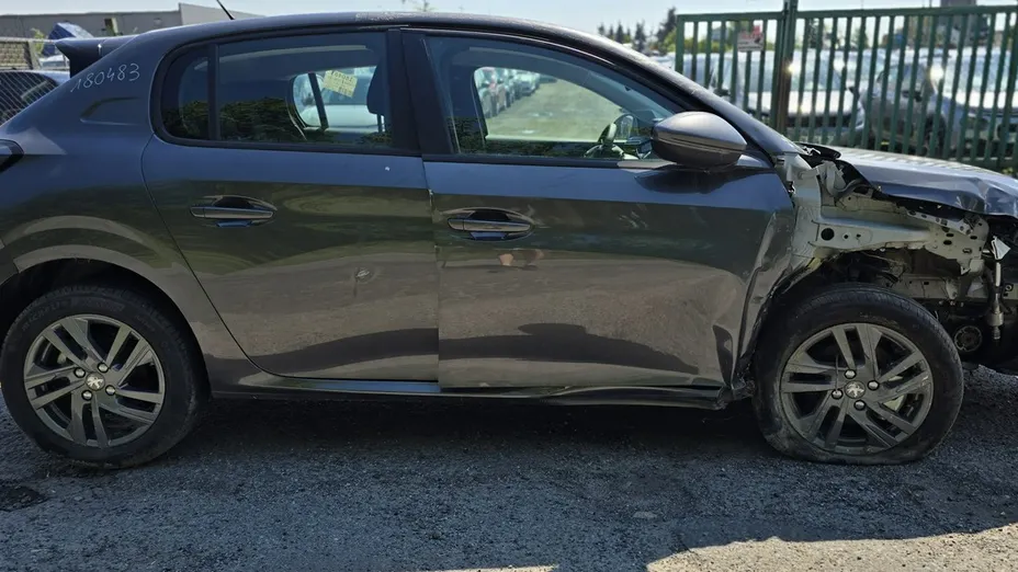 PEUGEOT 208 -