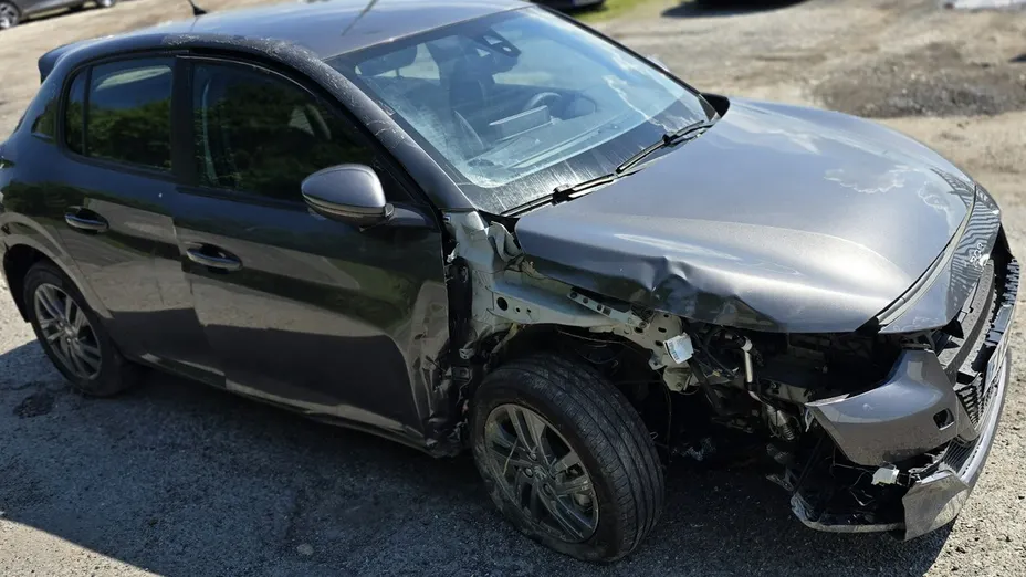 PEUGEOT 208 -