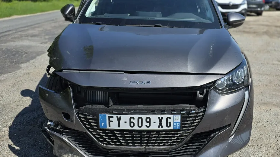 PEUGEOT 208 -