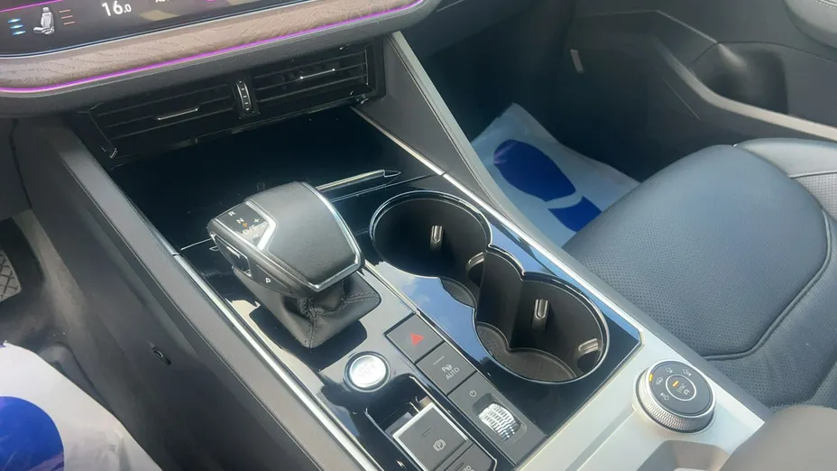 VOLKSWAGEN Touareg -