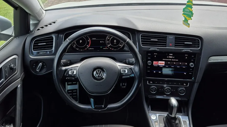 VOLKSWAGEN Golf -