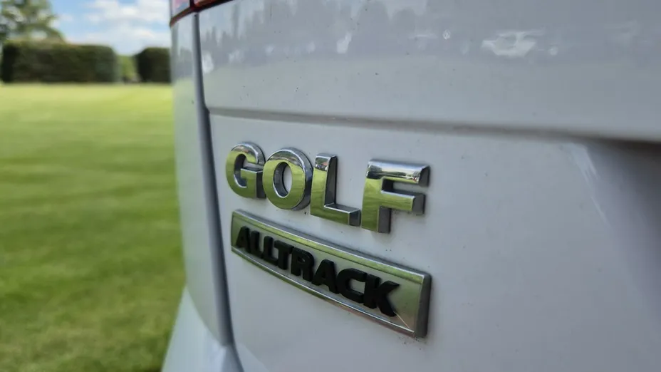 VOLKSWAGEN Golf -