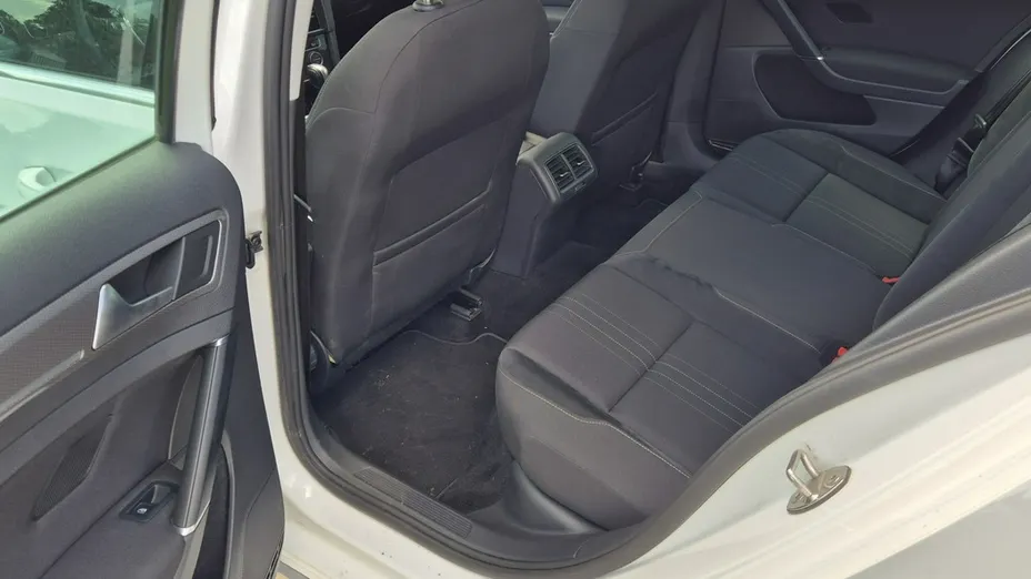 VOLKSWAGEN Golf -