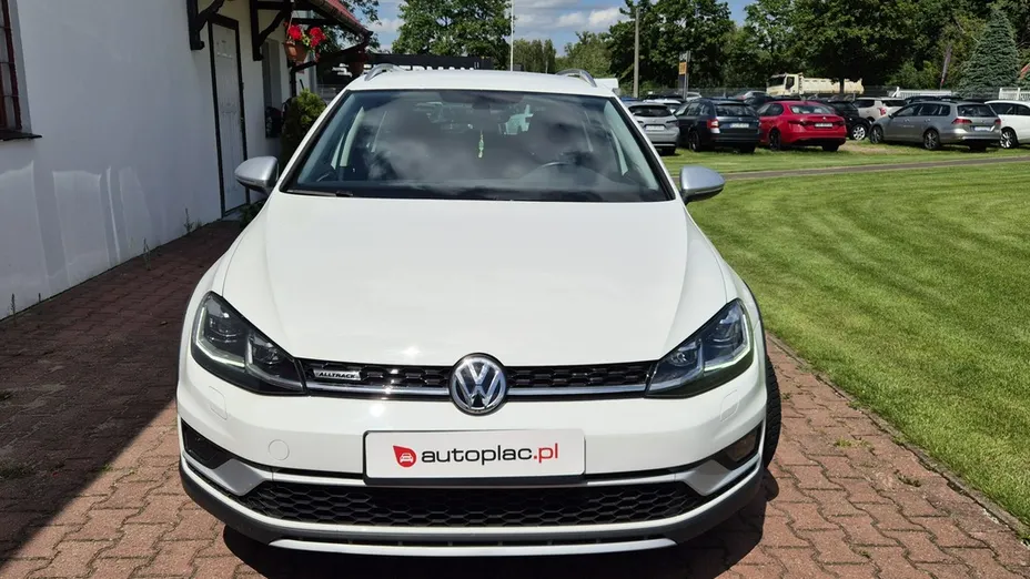 VOLKSWAGEN Golf -