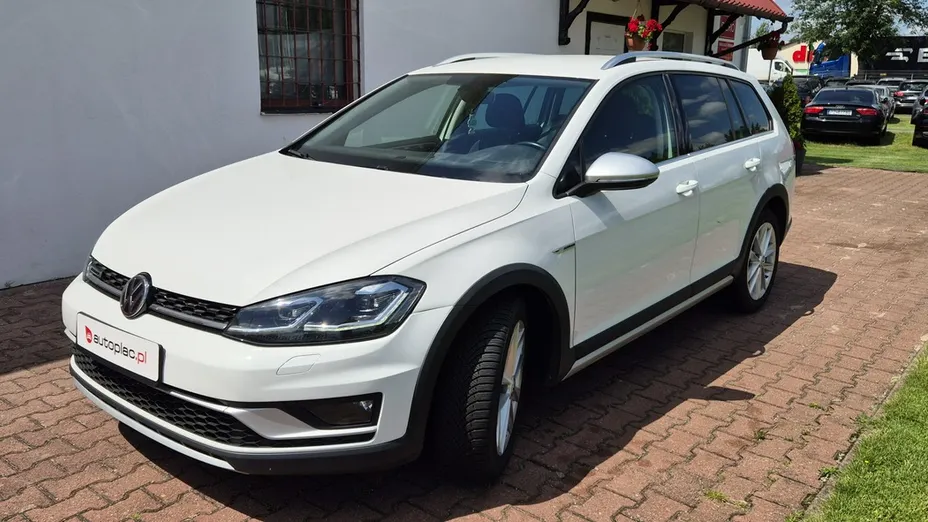 VOLKSWAGEN Golf -