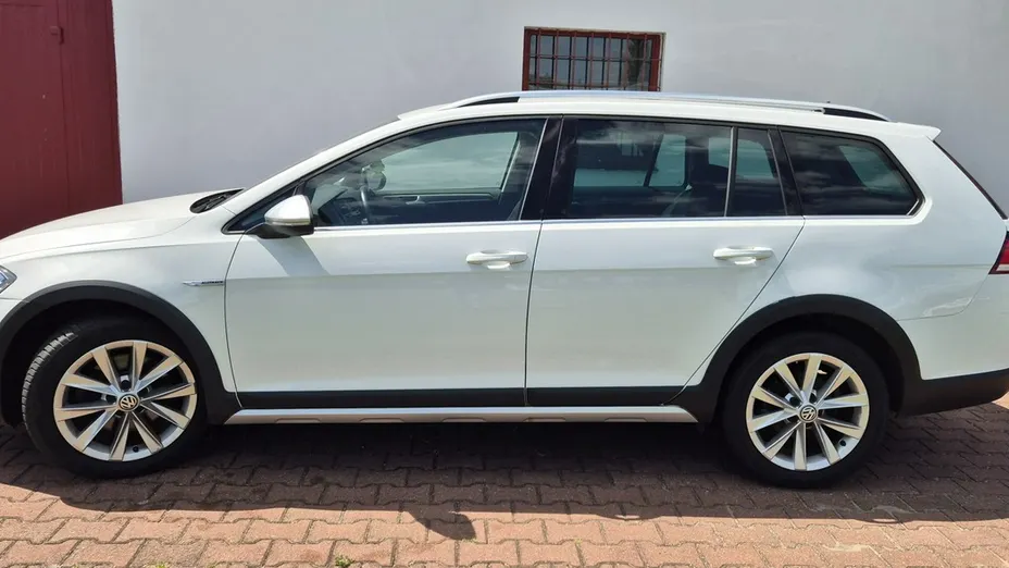 VOLKSWAGEN Golf -