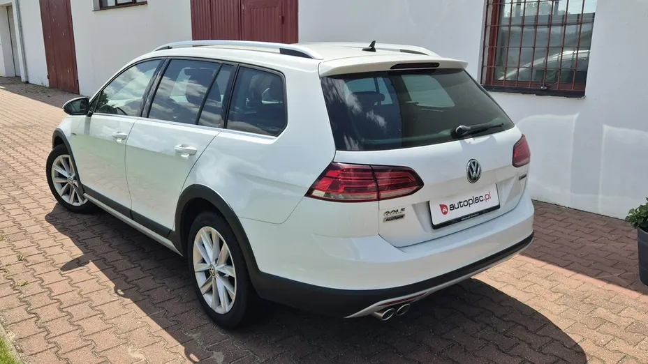 VOLKSWAGEN Golf -