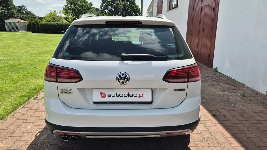 VOLKSWAGEN Golf -