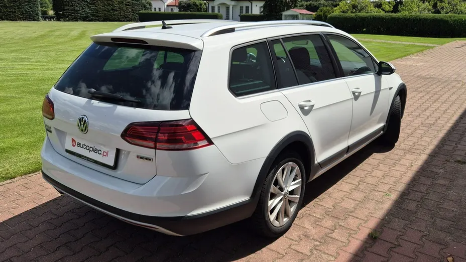 VOLKSWAGEN Golf -