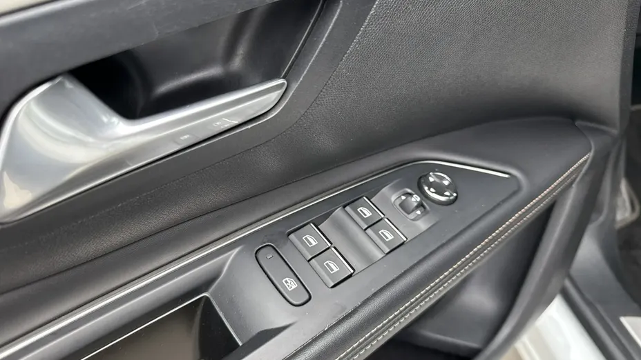 PEUGEOT 5008 -