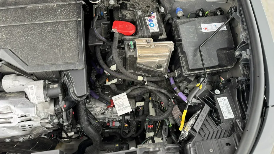 PEUGEOT 408 -