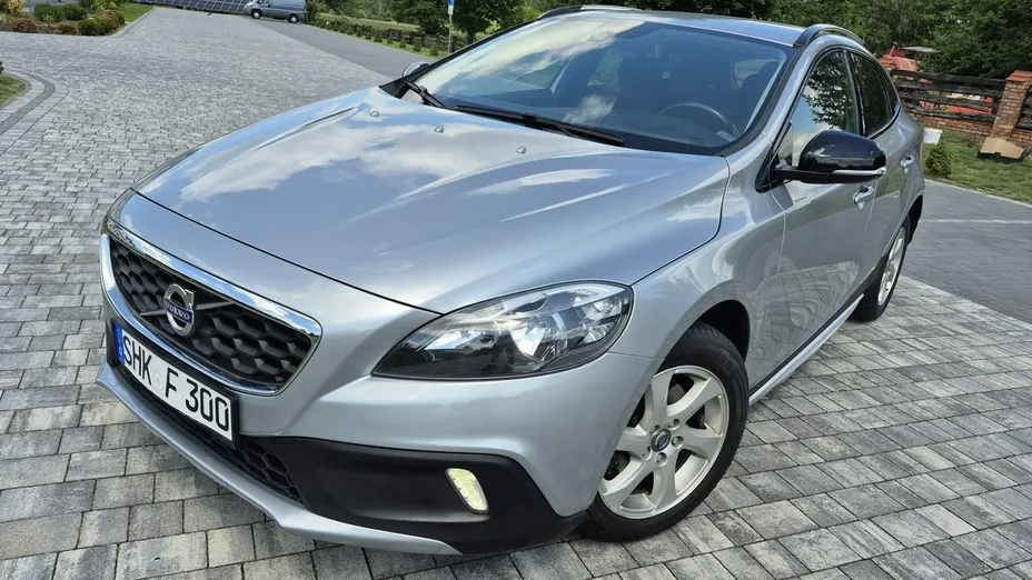 VOLVO V40 -