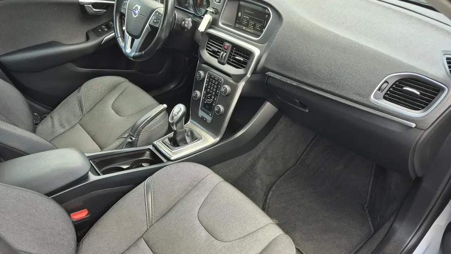 VOLVO V40 -
