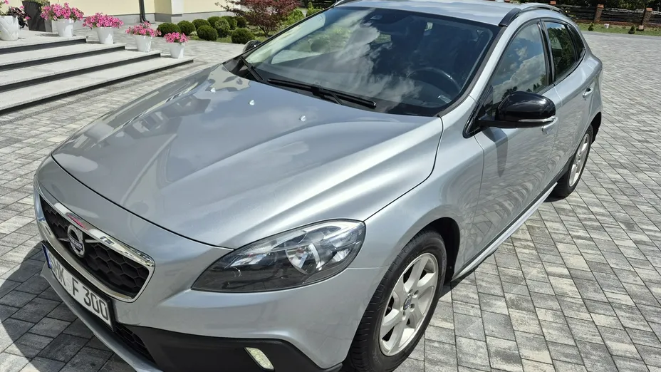 VOLVO V40 -