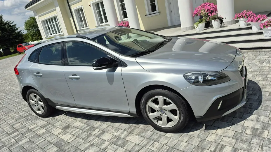 VOLVO V40 -