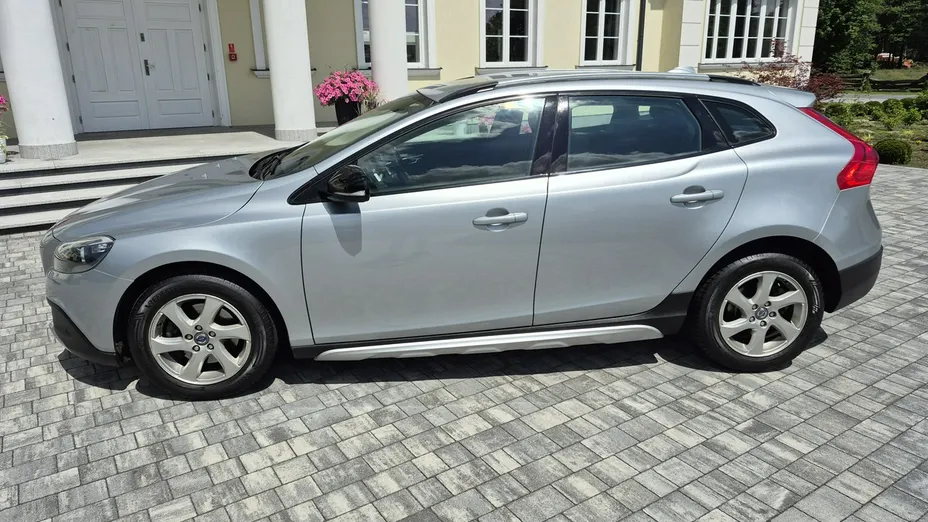 VOLVO V40 -
