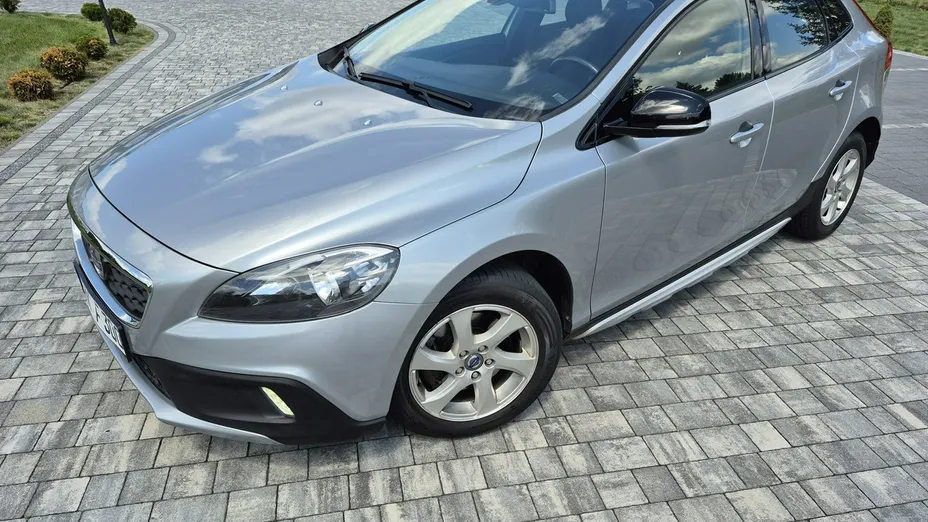 VOLVO V40 -
