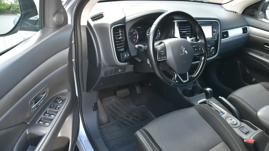 MITSUBISHI Outlander -