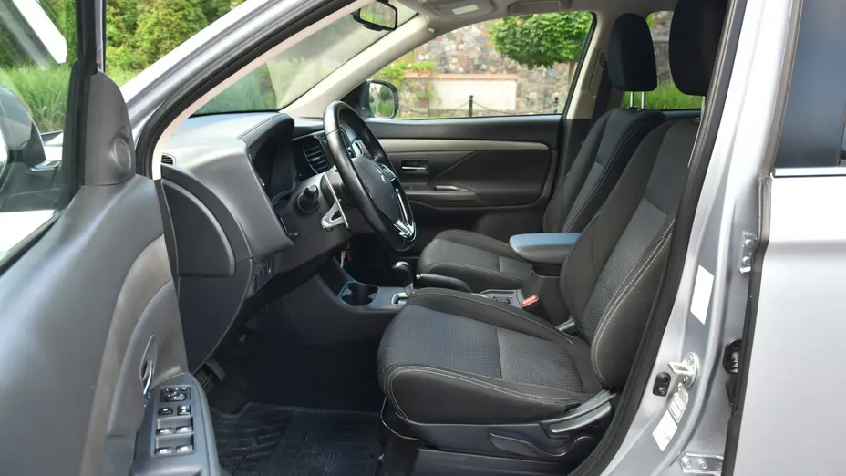 MITSUBISHI Outlander -